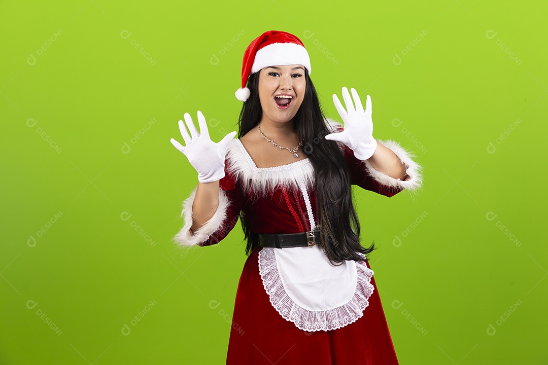 Jovem com fantasia de Mamãe Noel