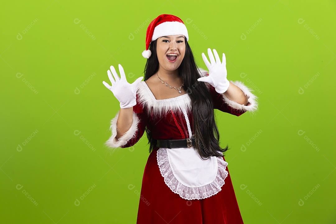 Jovem com fantasia de Mamãe Noel