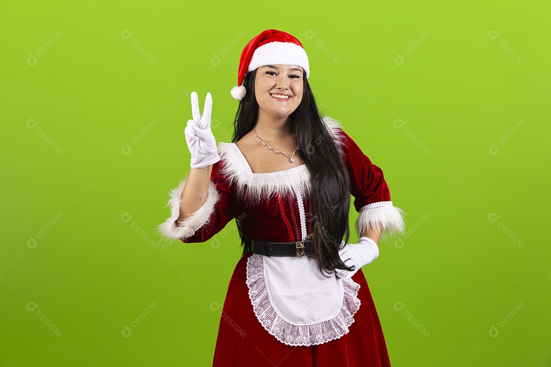 Jovem com fantasia de Mamãe Noel