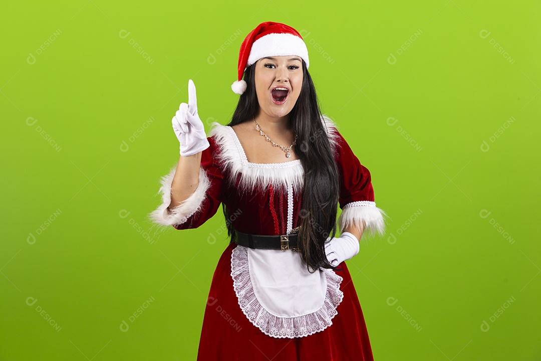 Jovem com fantasia de Mamãe Noel