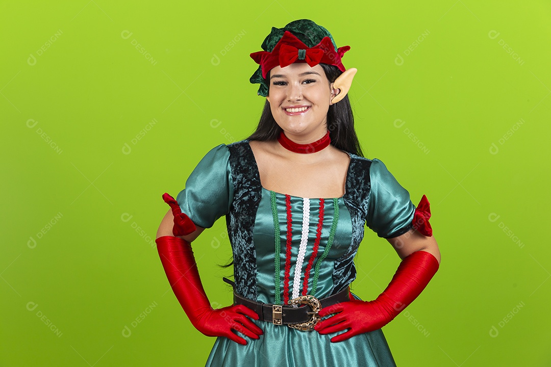 Linda jovem com fantasia de duende