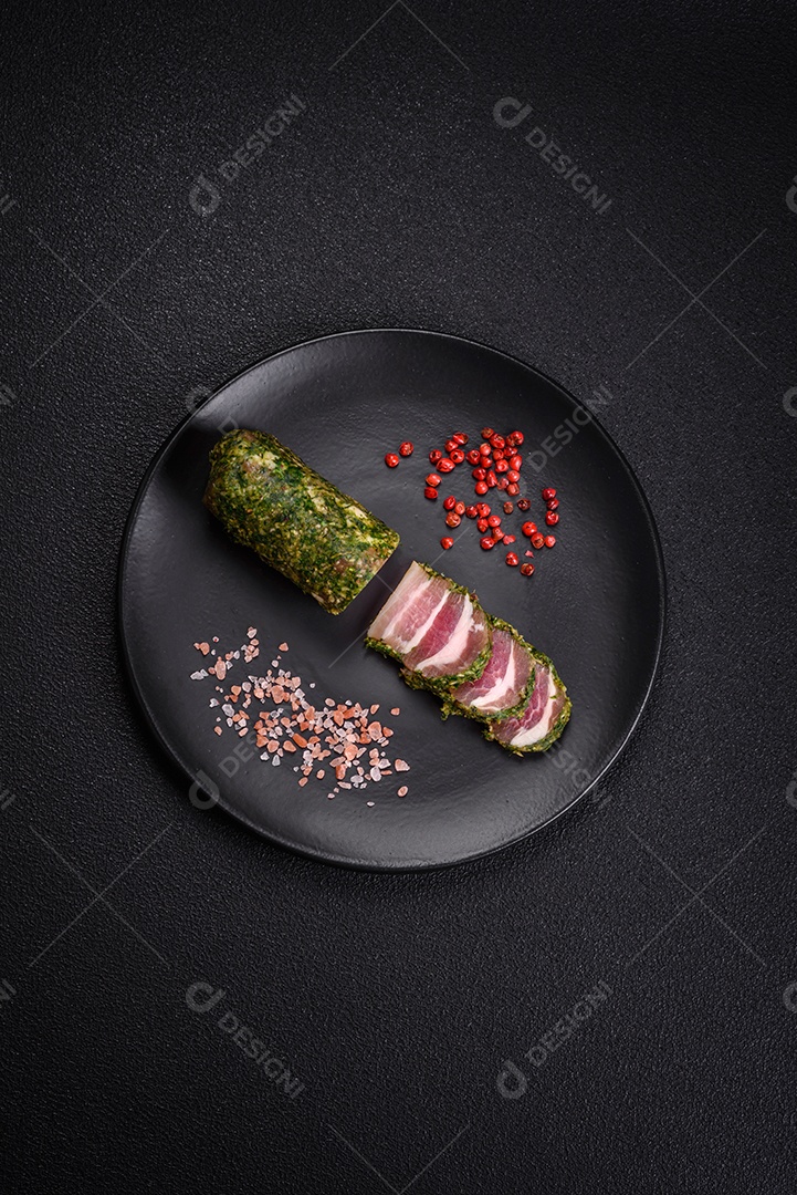 Deliciosas listras de bacon fresco com especiarias e sal sobre um fundo escuro de concreto