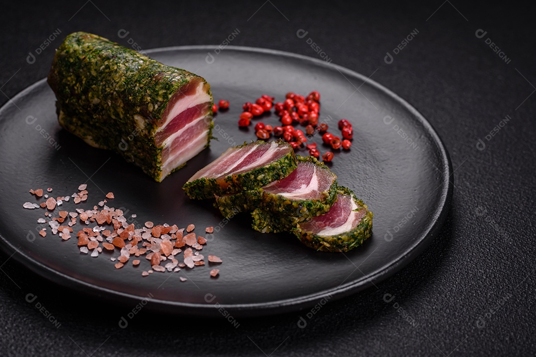 Deliciosas listras de bacon fresco com especiarias e sal sobre um fundo escuro de concreto