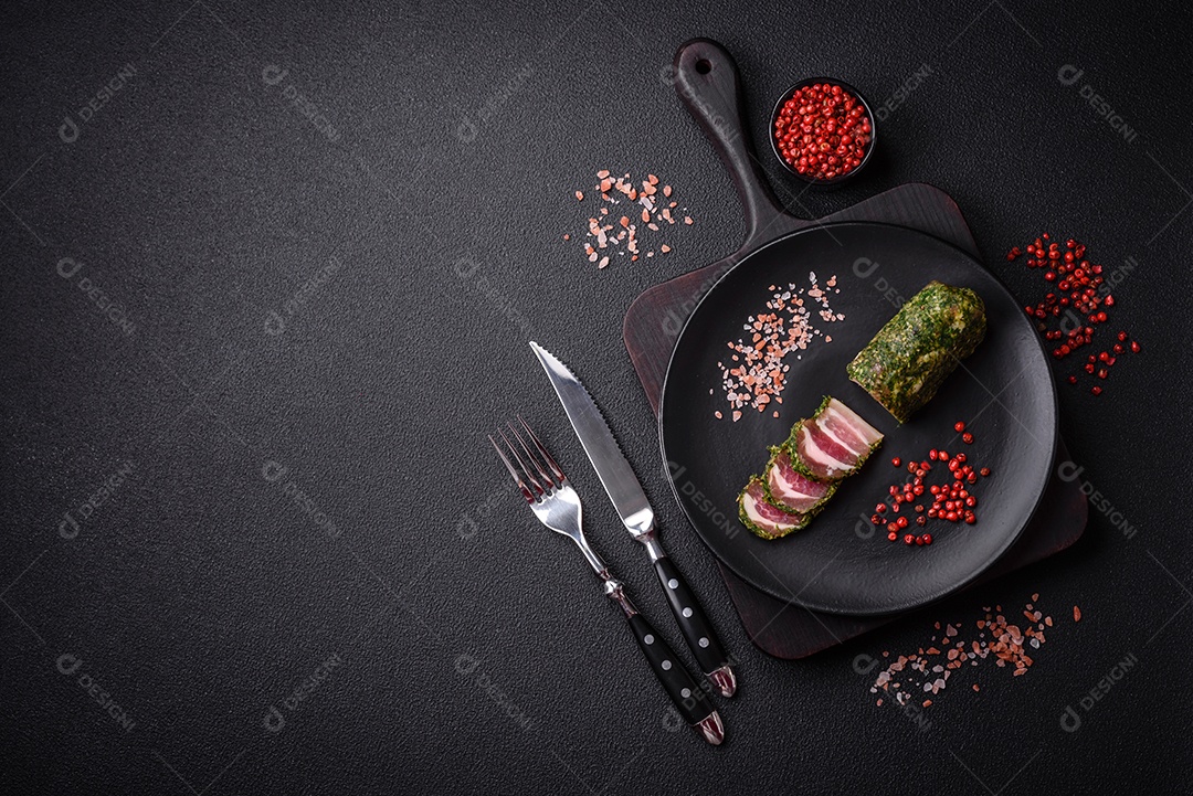 Deliciosas listras de bacon fresco com especiarias e sal sobre um fundo escuro de concreto