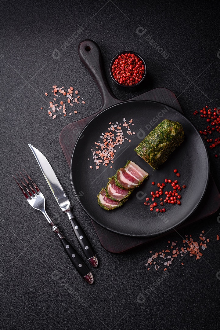 Deliciosas listras de bacon fresco com especiarias e sal sobre um fundo escuro de concreto