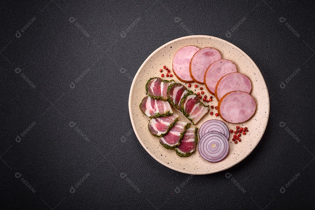 Deliciosa salsicha defumada com sal e especiarias cortadas em fatias sobre um fundo escuro de concreto