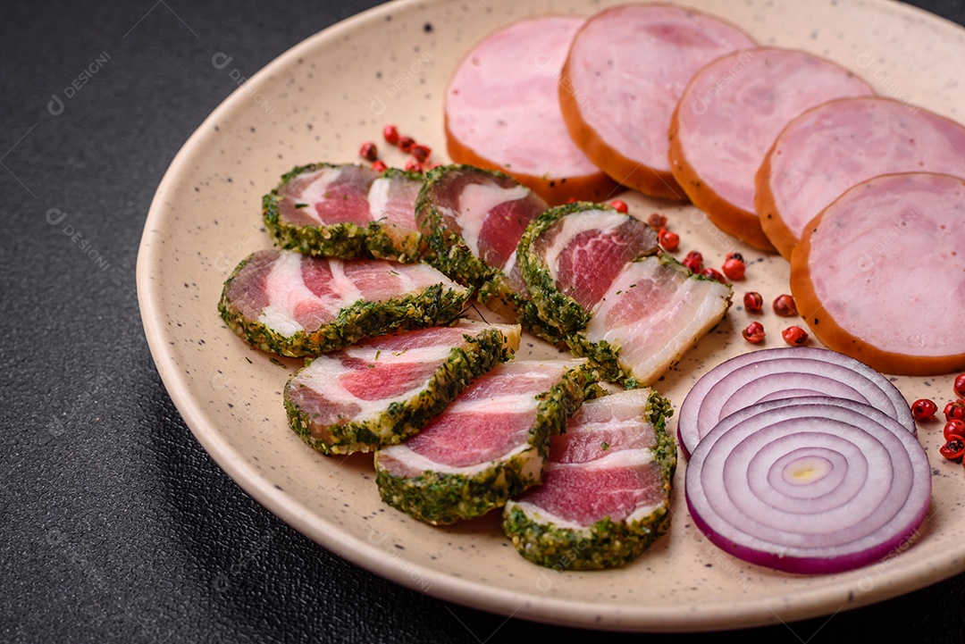 Deliciosa salsicha defumada com sal e especiarias cortadas em fatias sobre um fundo escuro de concreto