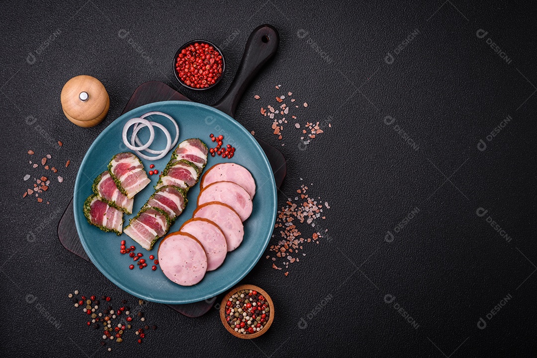 Deliciosa salsicha defumada com sal e especiarias cortadas em fatias sobre um fundo escuro de concreto