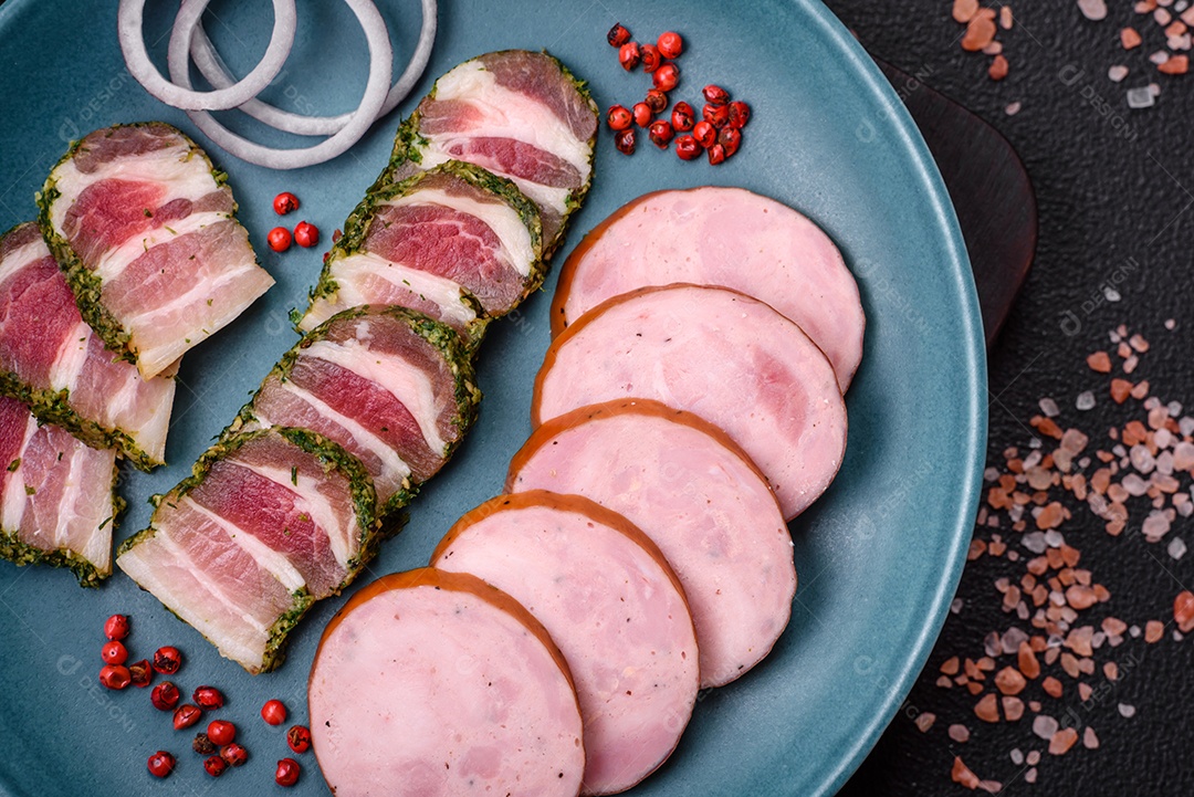Deliciosa salsicha defumada com sal e especiarias cortadas em fatias sobre um fundo escuro de concreto