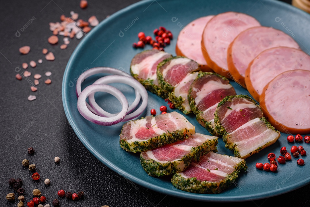 Deliciosa salsicha defumada com sal e especiarias cortadas em fatias sobre um fundo escuro de concreto