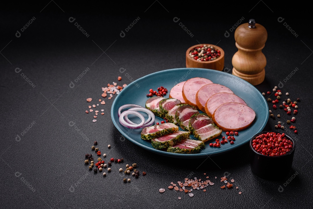 Deliciosa salsicha defumada com sal e especiarias cortadas em fatias sobre um fundo escuro de concreto
