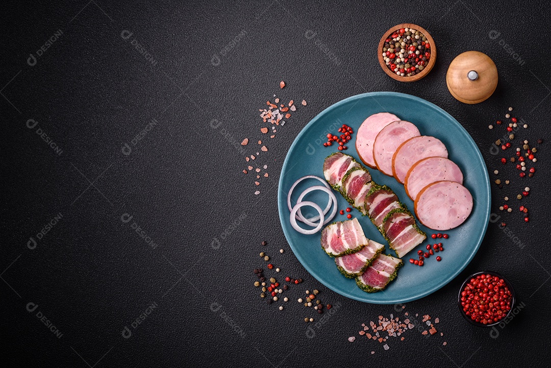 Deliciosa salsicha defumada com sal e especiarias cortadas em fatias sobre um fundo escuro de concreto