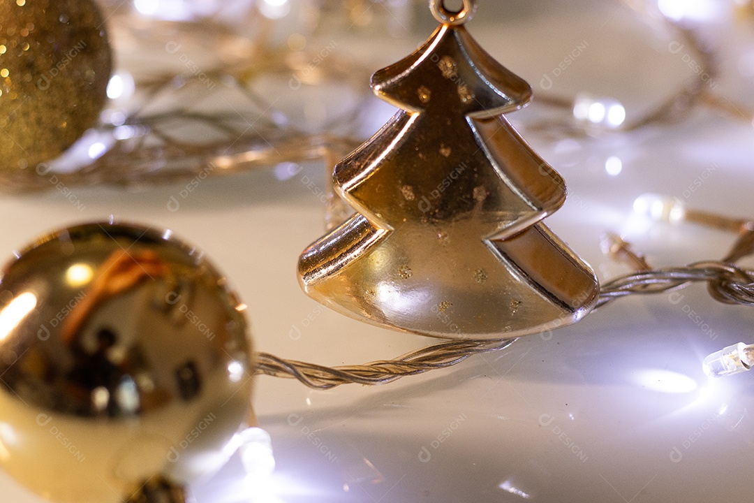 Árvore de natal com decoração natalina e luzes