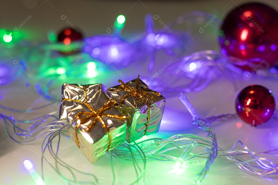 Caixas de presente cercadas por luzes coloridas