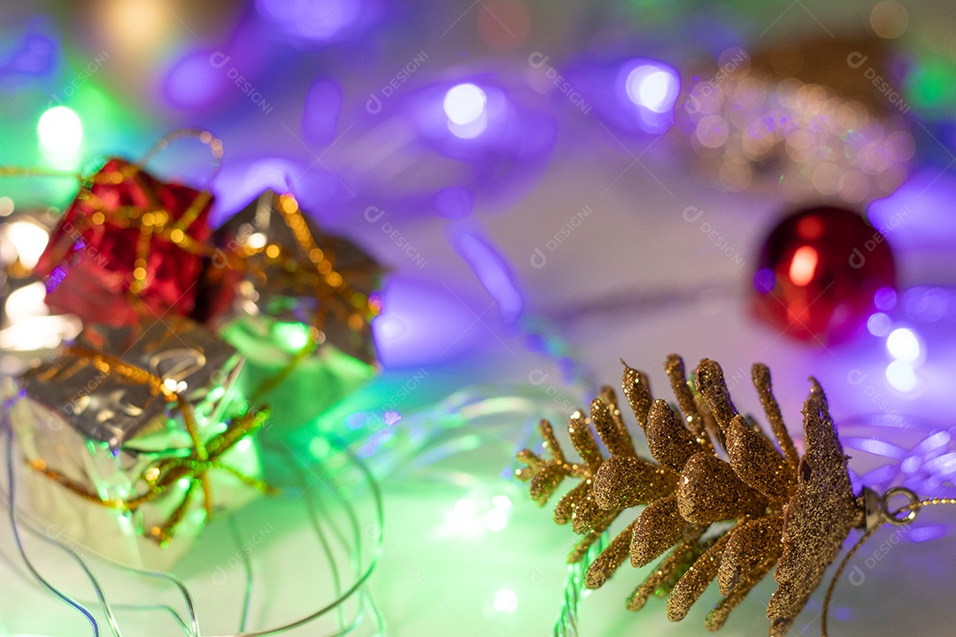 Caixas de presente cercadas por luzes coloridas