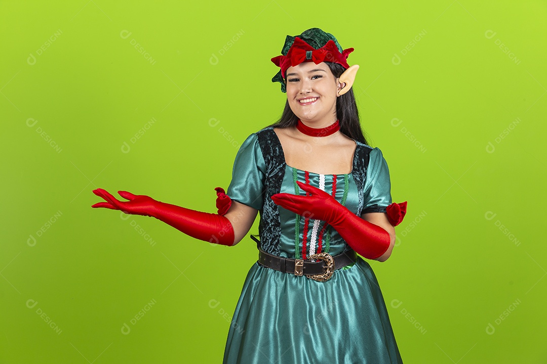Jovem fantasiada de duende de natal