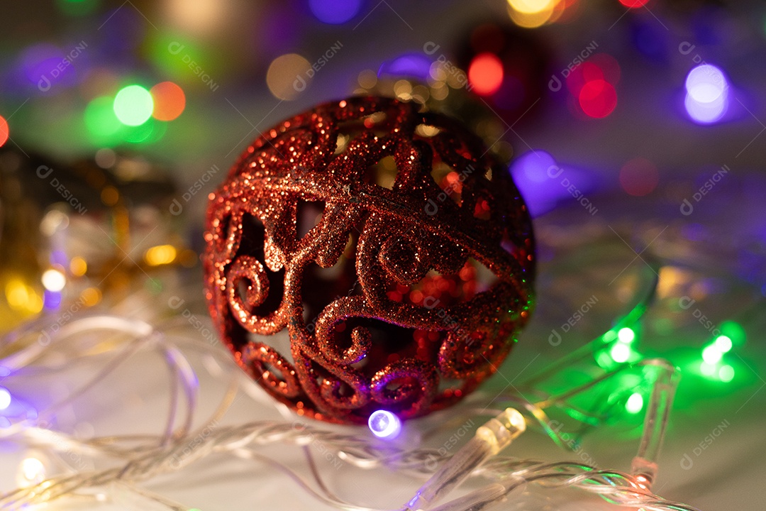 Incrível bola vermelha cercada por luzes coloridas