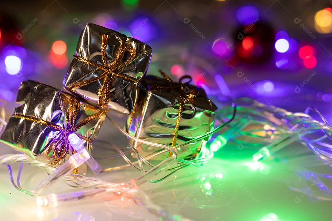 Caixas de presente cercadas por luzes coloridas