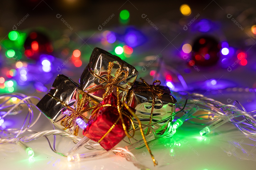 Caixas de presente cercadas por luzes coloridas