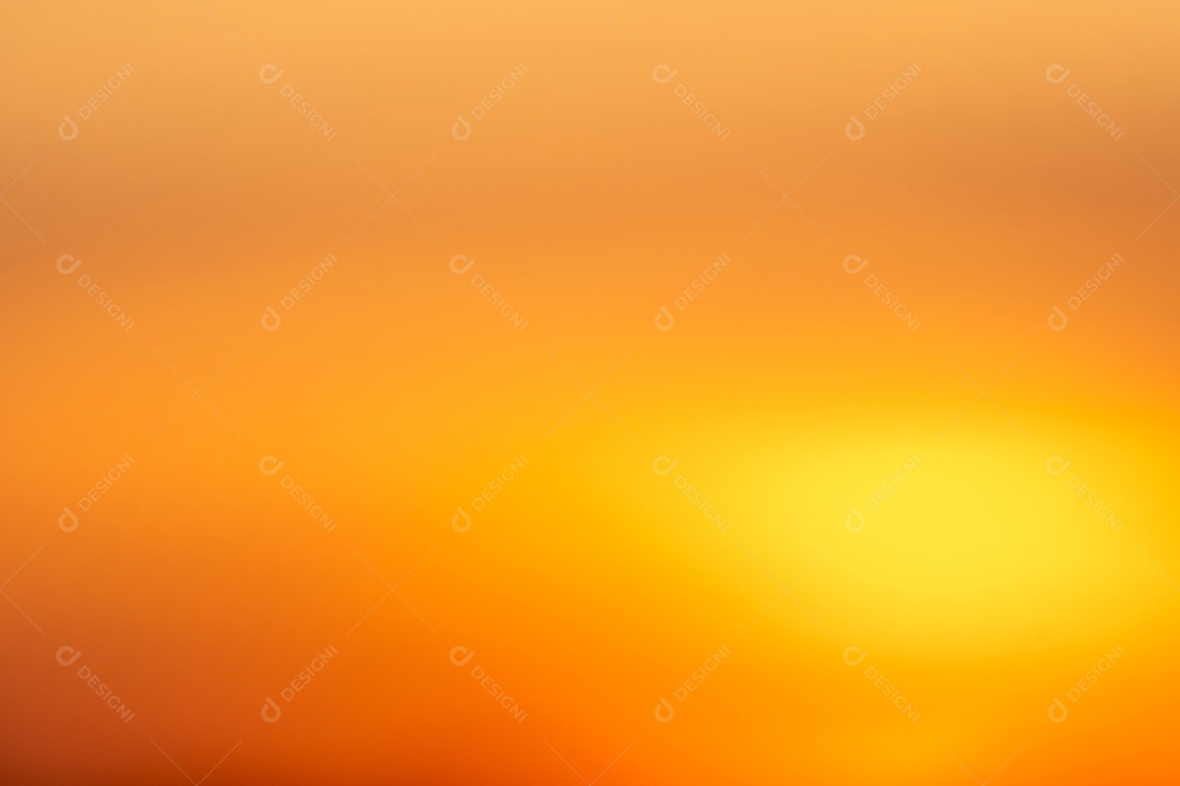 Nuvens douradas laranja e luz solar no céu azul perfeito