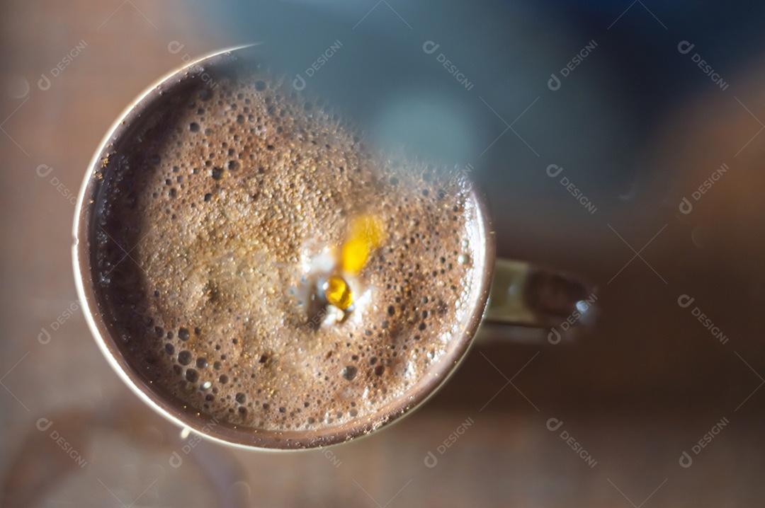 Grande xícara de café com cappuccino em uma mesa de madeira