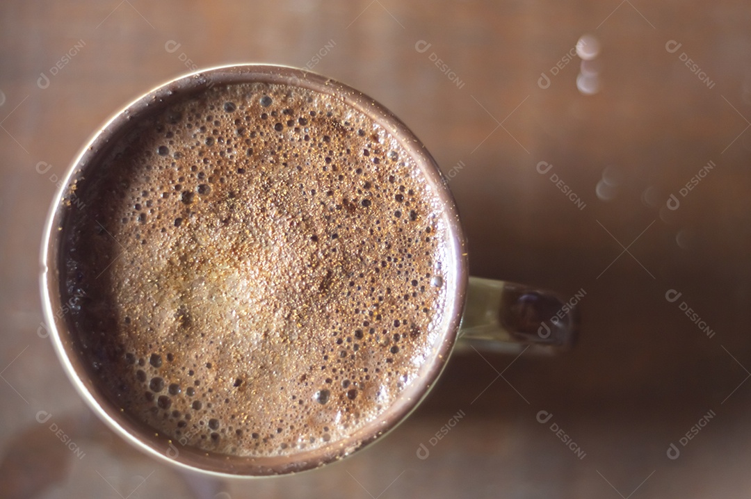 Grande xícara de café com cappuccino em uma mesa de madeira