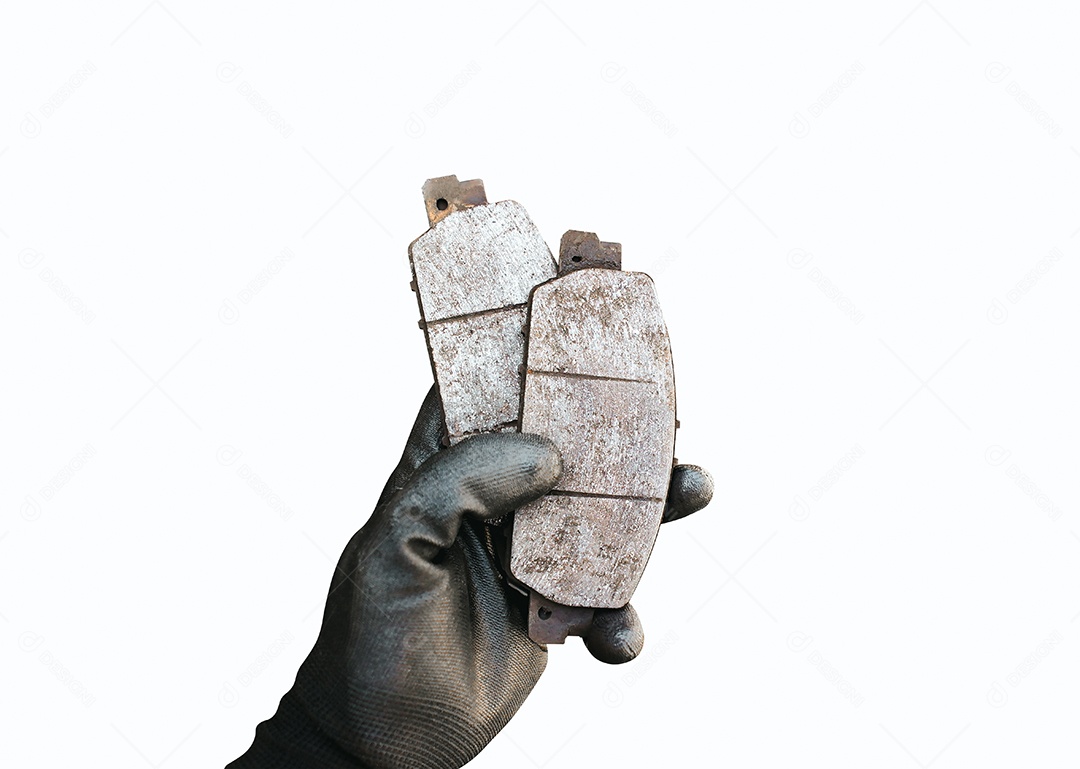 Pastilhas de freio de carro usadas nas mãos de um mecânico
