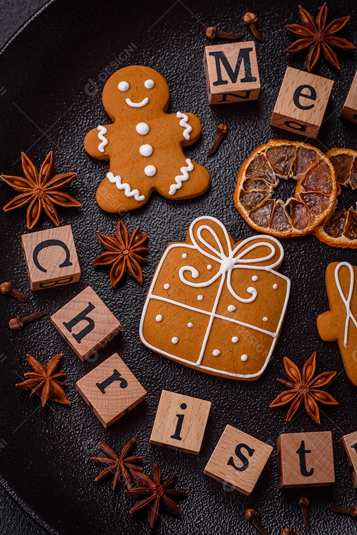 Linda composição de Natal com espaço de cópia com inscrição em cubos de madeira sobre fundo de concreto preto