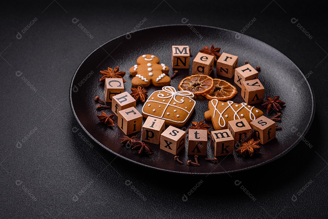 Linda composição de Natal com espaço de cópia com inscrição em cubos de madeira sobre fundo de concreto preto