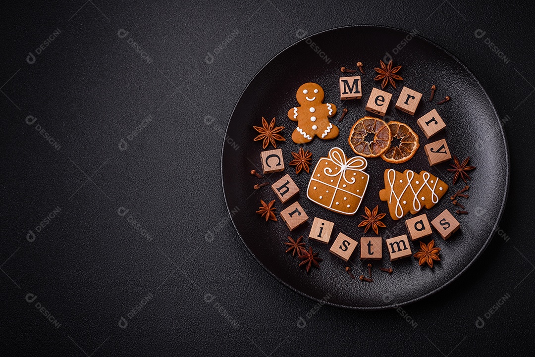 Linda composição de Natal com espaço de cópia com inscrição em cubos de madeira sobre fundo de concreto preto