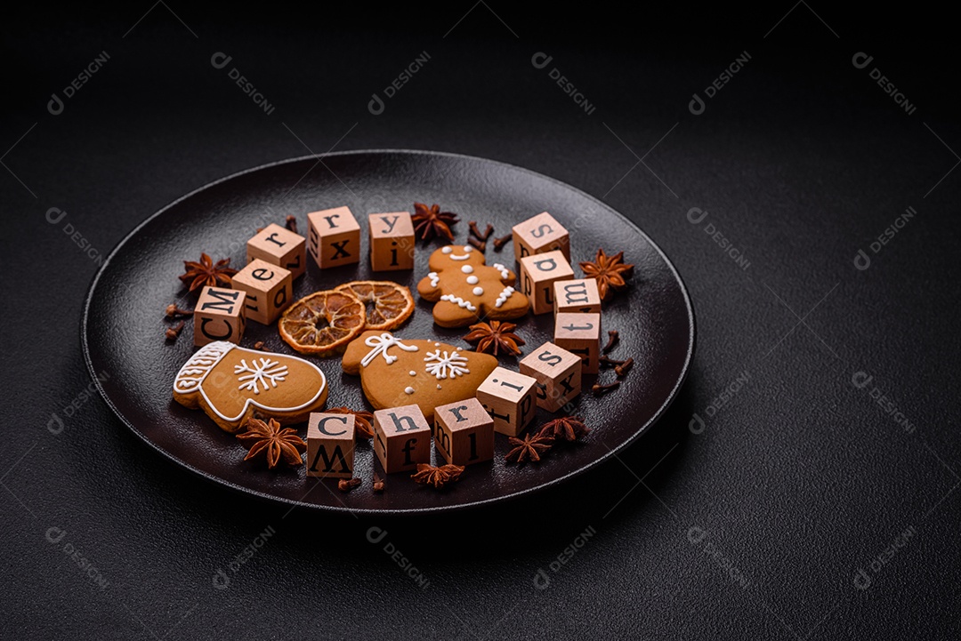 Linda composição de Natal com espaço de cópia com inscrição em cubos de madeira sobre fundo de concreto preto