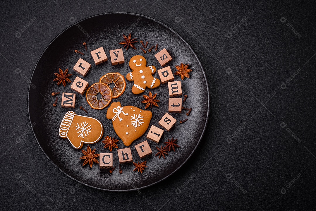 Linda composição de Natal com espaço de cópia com inscrição em cubos de madeira sobre fundo de concreto preto