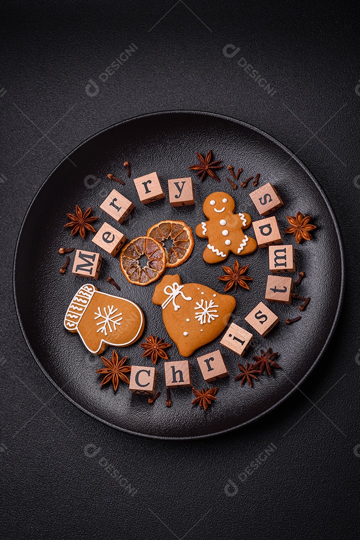 Linda composição de Natal com espaço de cópia com inscrição em cubos de madeira sobre fundo de concreto preto