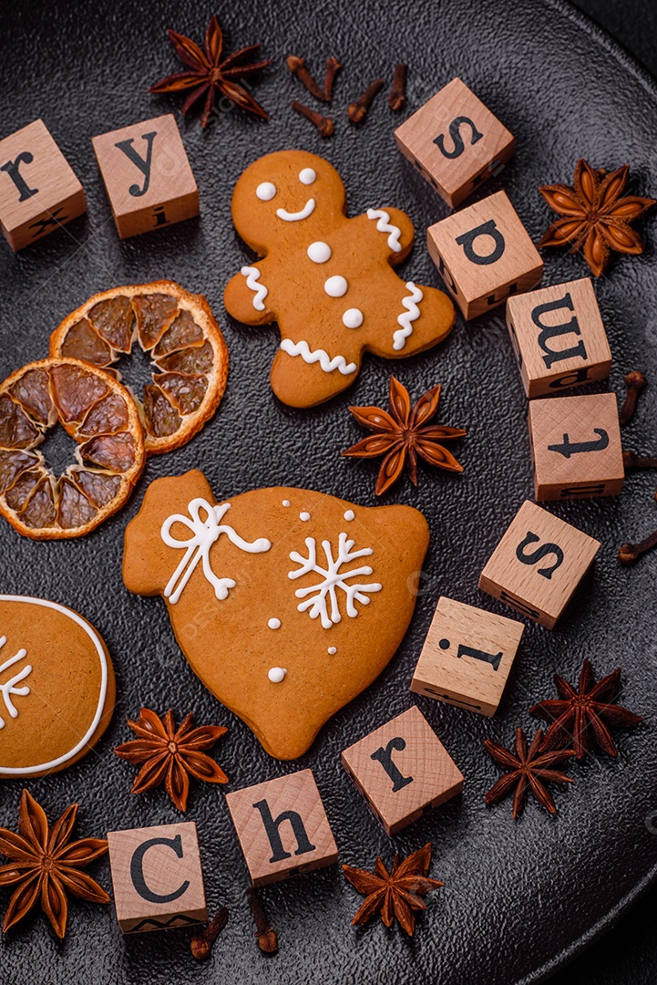Linda composição de Natal com espaço de cópia com inscrição em cubos de madeira sobre fundo de concreto preto