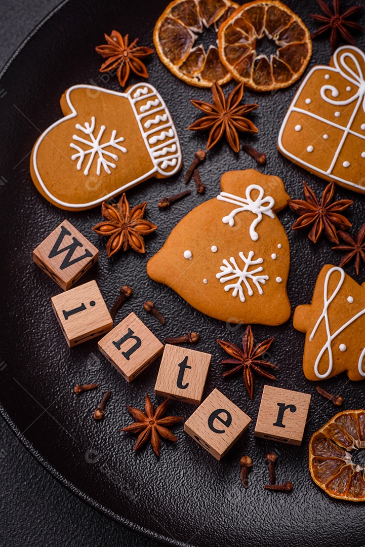 Linda composição de Natal com espaço de cópia com inscrição em cubos de madeira sobre fundo de concreto preto