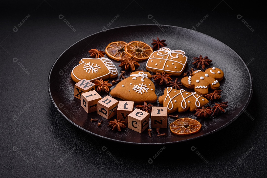 Linda composição de Natal com espaço de cópia com inscrição em cubos de madeira sobre fundo de concreto preto