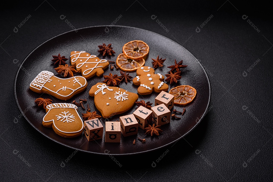 Linda composição de Natal com espaço de cópia com inscrição em cubos de madeira sobre fundo de concreto preto