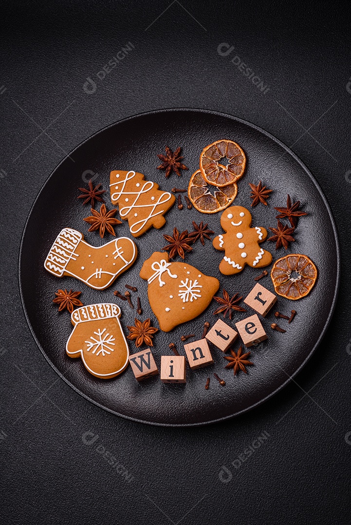 Linda composição de Natal com espaço de cópia com inscrição em cubos de madeira sobre fundo de concreto preto