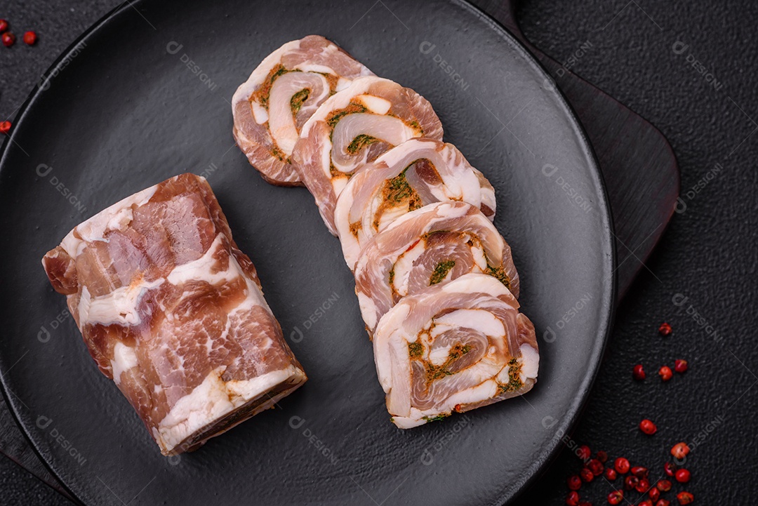 Bolo de carne delicioso com banha, sal, especiarias e ervas cortadas em fatias sobre um fundo escuro de concreto