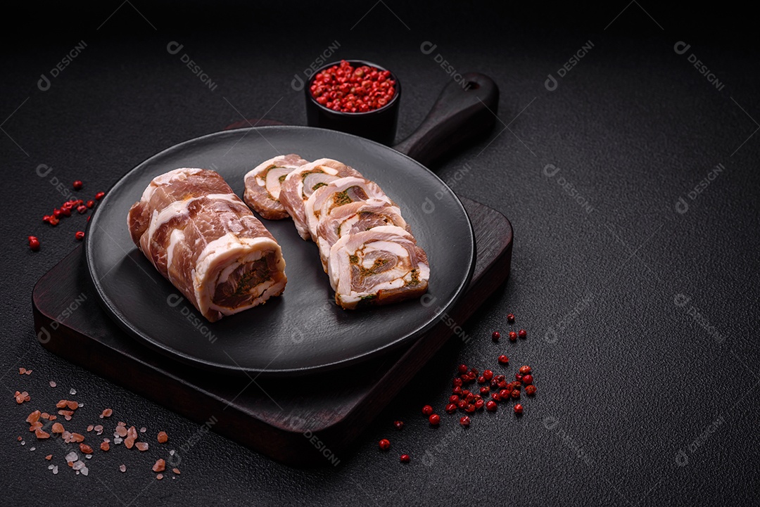 Bolo de carne delicioso com banha, sal, especiarias e ervas cortadas em fatias sobre um fundo escuro de concreto