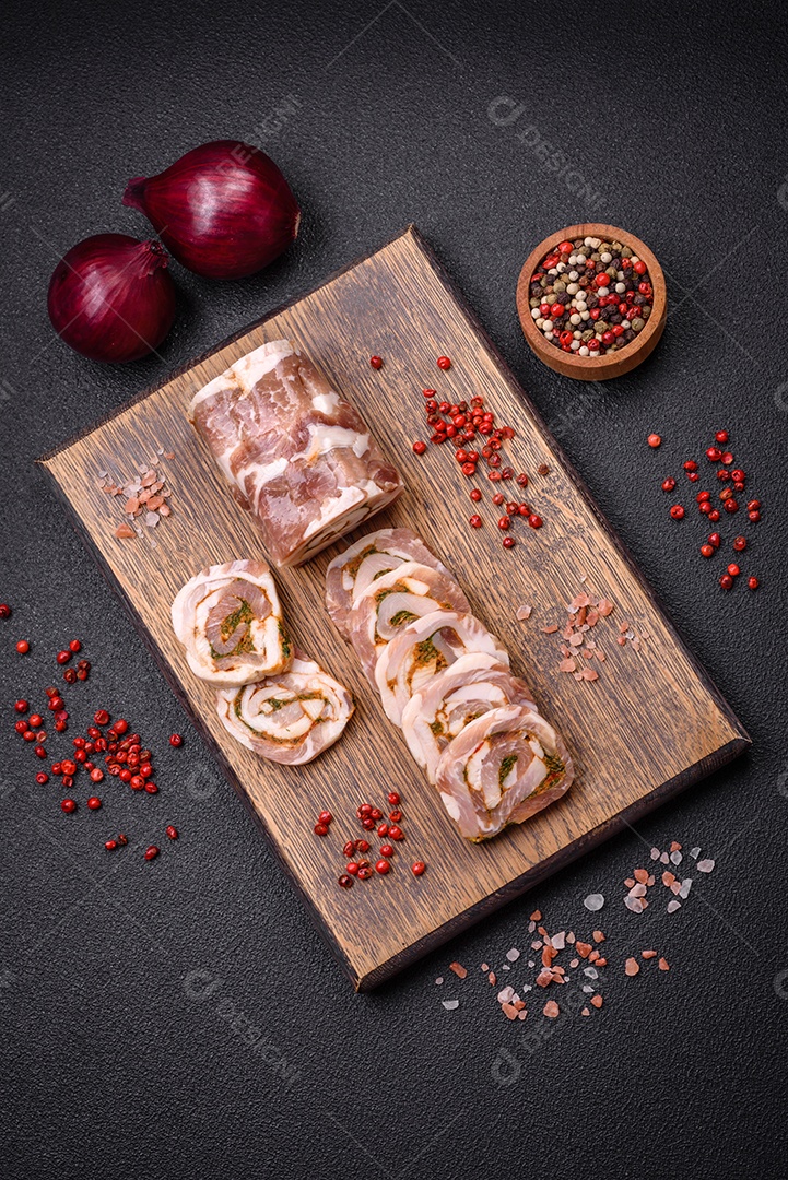 Bolo de carne delicioso com banha, sal, especiarias e ervas cortadas em fatias sobre um fundo escuro de concreto