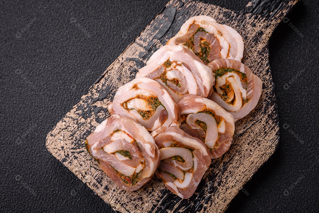 Bolo de carne delicioso com banha, sal, especiarias e ervas cortadas em fatias sobre um fundo escuro de concreto