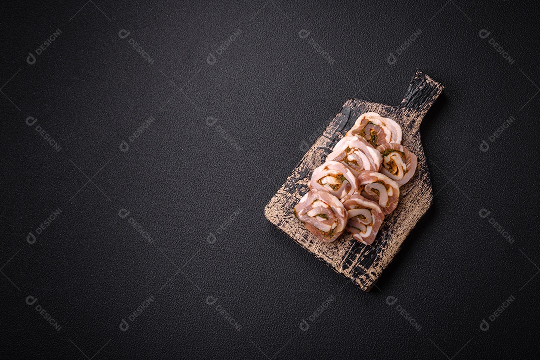 Bolo de carne delicioso com banha, sal, especiarias e ervas cortadas em fatias sobre um fundo escuro de concreto