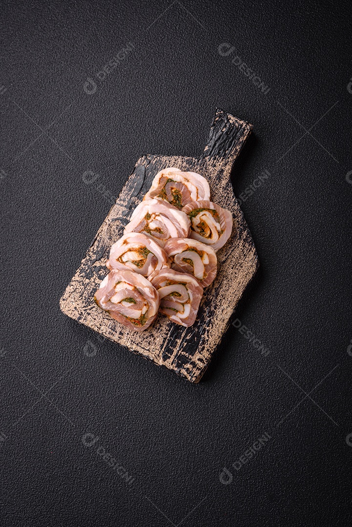 Bolo de carne delicioso com banha, sal, especiarias e ervas cortadas em fatias sobre um fundo escuro de concreto