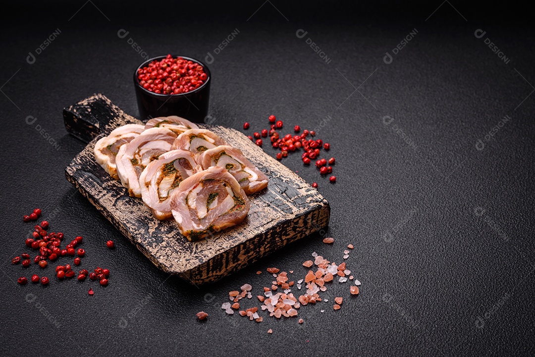 Bolo de carne delicioso com banha, sal, especiarias e ervas cortadas em fatias sobre um fundo escuro de concreto