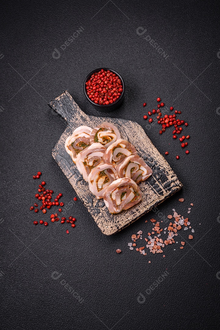 Bolo de carne delicioso com banha, sal, especiarias e ervas cortadas em fatias sobre um fundo escuro de concreto