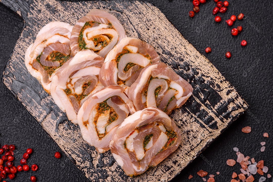 Bolo de carne delicioso com banha, sal, especiarias e ervas cortadas em fatias sobre um fundo escuro de concreto