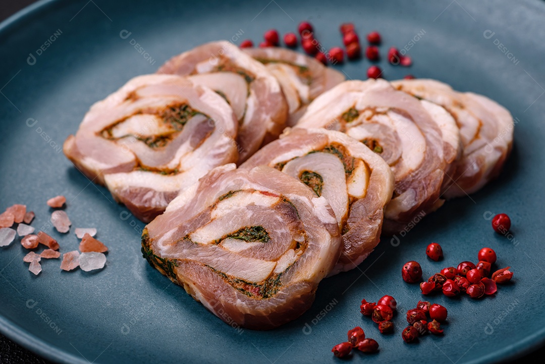Bolo de carne delicioso com banha, sal, especiarias e ervas cortadas em fatias sobre um fundo escuro de concreto
