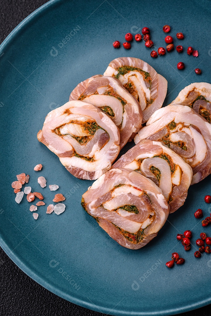 Bolo de carne delicioso com banha, sal, especiarias e ervas cortadas em fatias sobre um fundo escuro de concreto