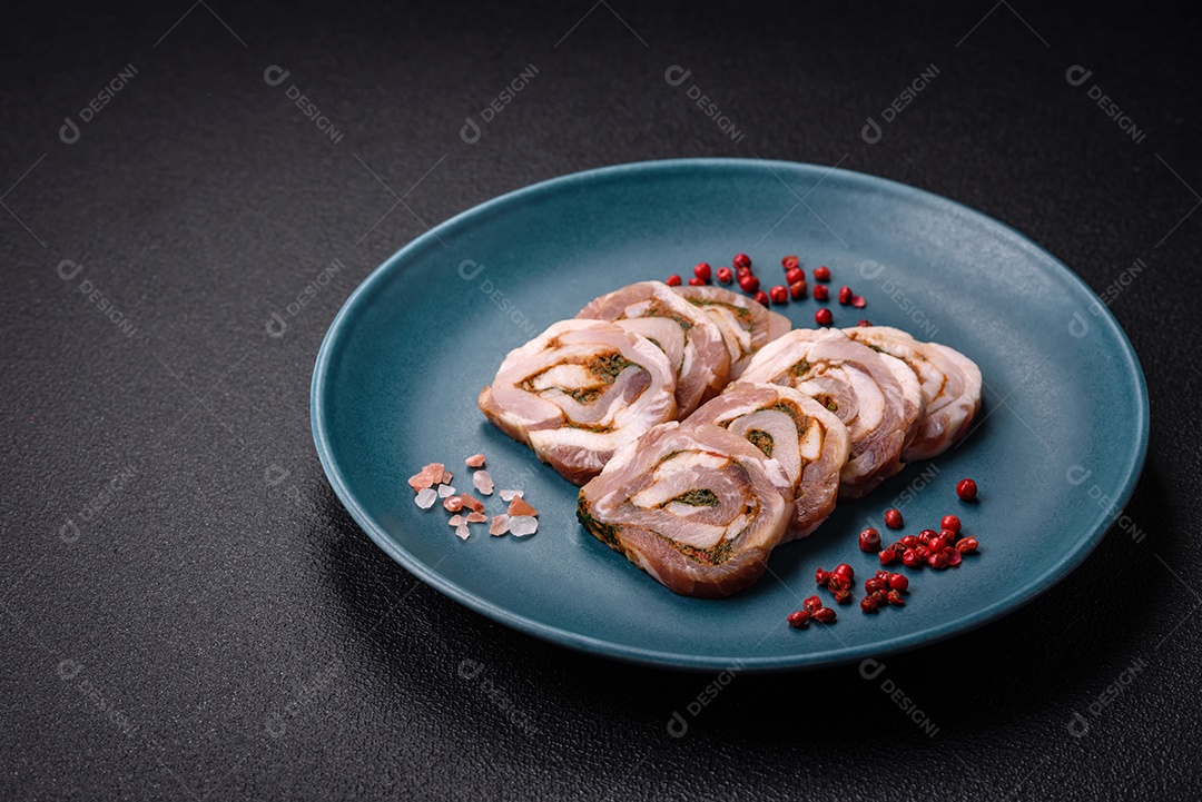 Bolo de carne delicioso com banha, sal, especiarias e ervas cortadas em fatias sobre um fundo escuro de concreto